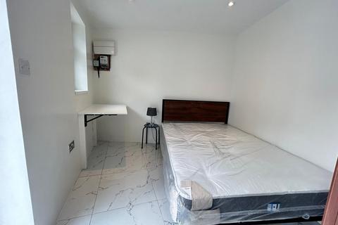 undefined, Croydon CR4