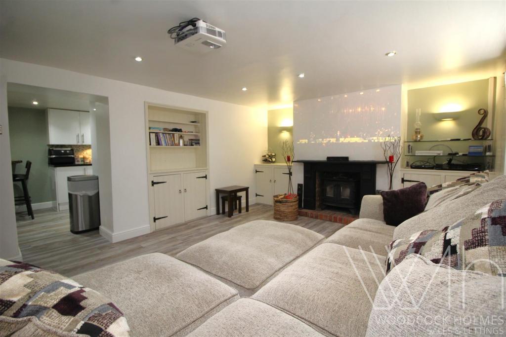 Family room 1 .JPG