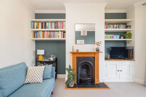 3 bedroom flat for sale