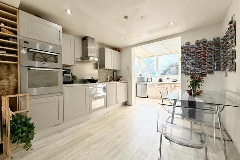 4 bedroom semi-detached house for sale, Sundon Park Road, Sundon Park, Luton, Bedfordshire, LU3 3AS