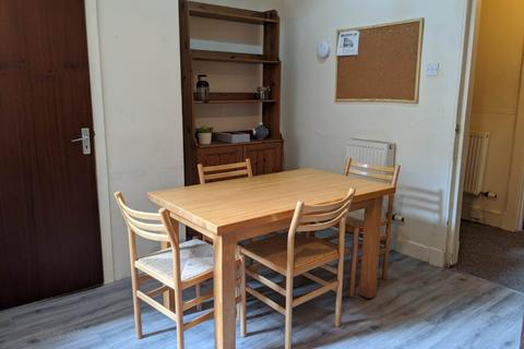 4 bedroom flat to rent, 105A 1/2 Nethergate, ,