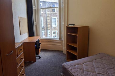 4 bedroom flat to rent, 105A 1/2 Nethergate, ,