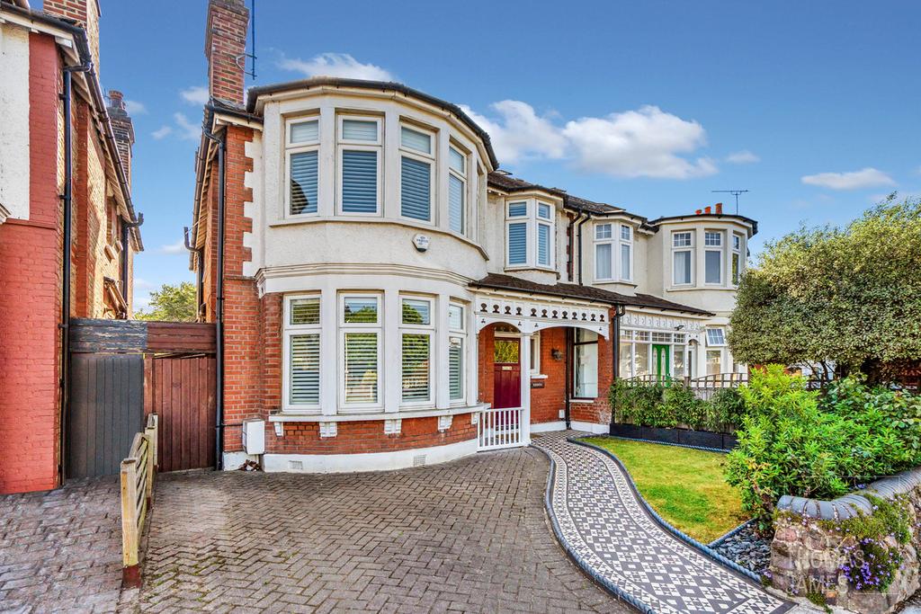 Detached house exterior, driveway