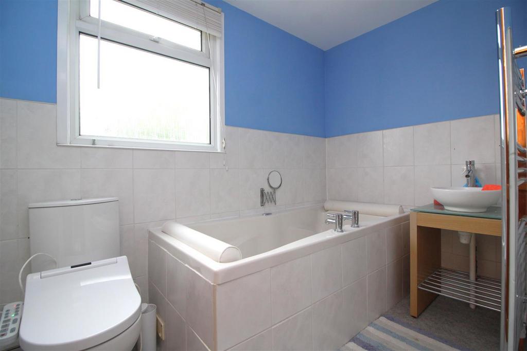 Bathroom 1 .JPG