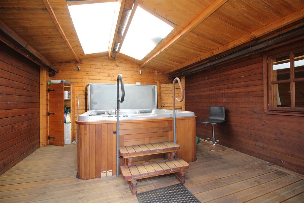 Outbuilding 2 .JPG