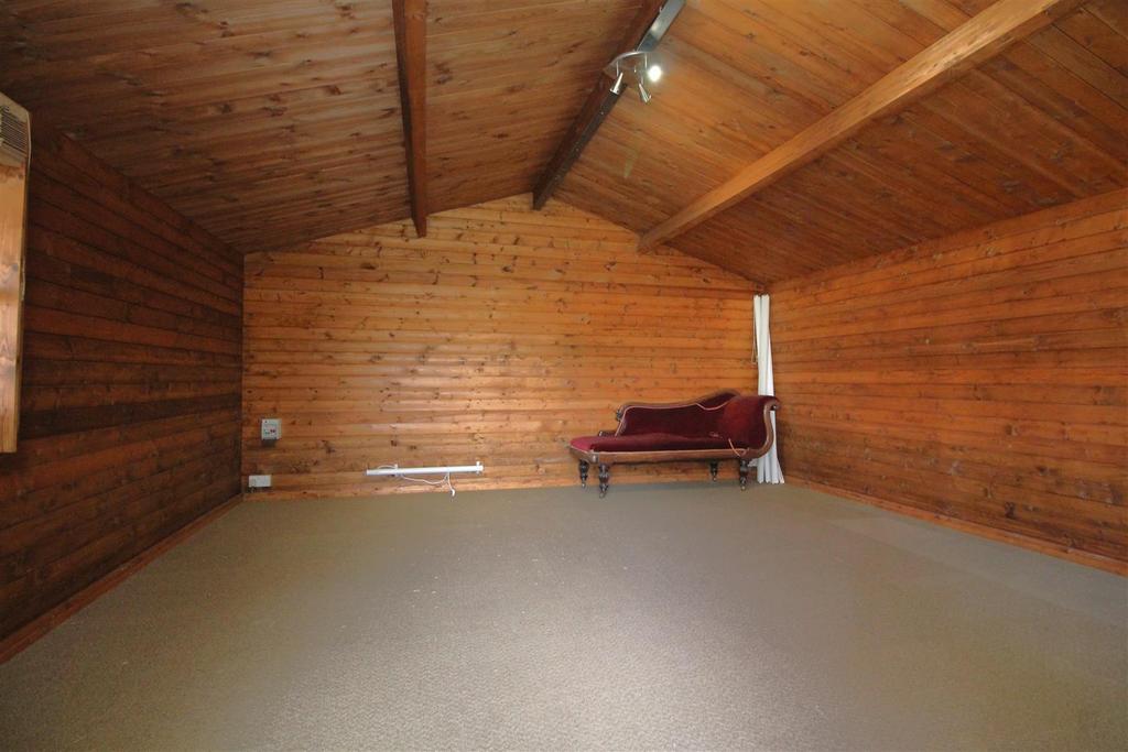 Outbuilding 1 .JPG