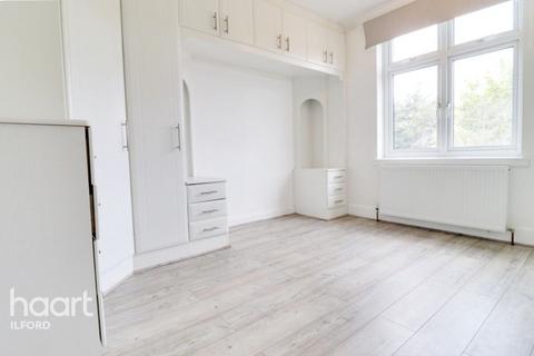 3 bedroom terraced house to rent, Highwood Gardens, ILFORD