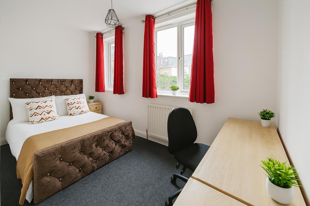 Bright, well-kept double bedroom with a comfort...