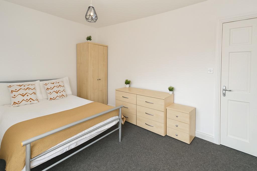 Bright, well-presented double bedroom with a me...
