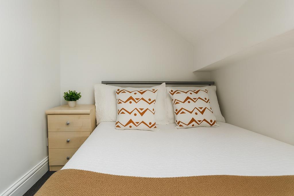 Bright, neatly presented double bedroom with a ...