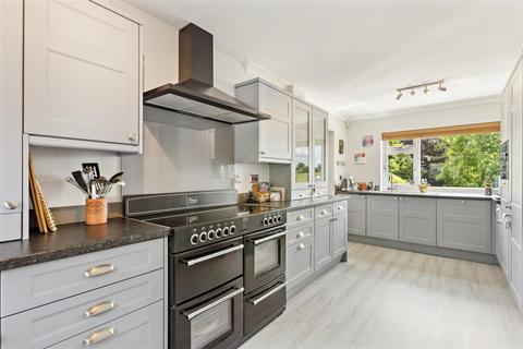 4 bedroom detached house for sale, Silverthorn Drive, Longdean Park, Hemel Hempstead, HP3
