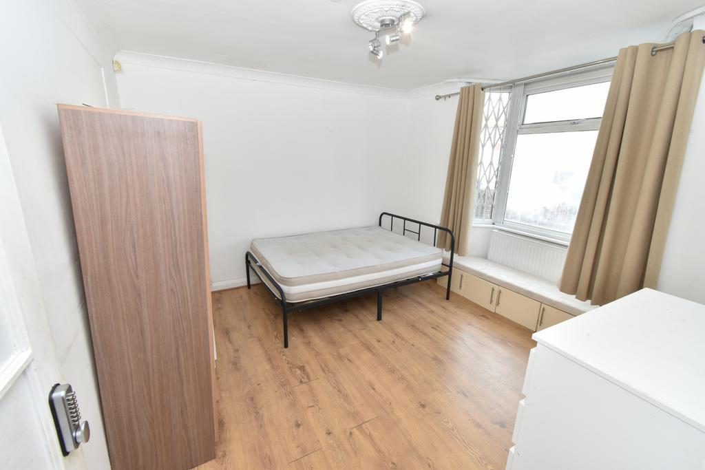 Double Room for Rent – Belvue Road, Northolt, U