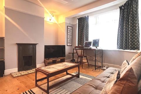 2 bedroom flat to rent, Gainsborough Avenue, Manor Park, London