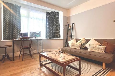 2 bedroom flat to rent, Gainsborough Avenue, Manor Park, London