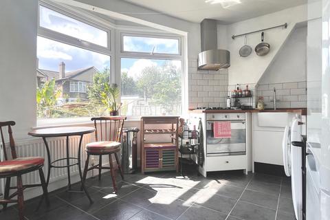 2 bedroom flat to rent, Gainsborough Avenue, Manor Park, London