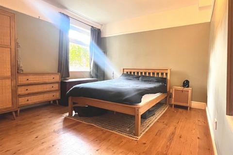 2 bedroom flat to rent, Gainsborough Avenue, Manor Park, London