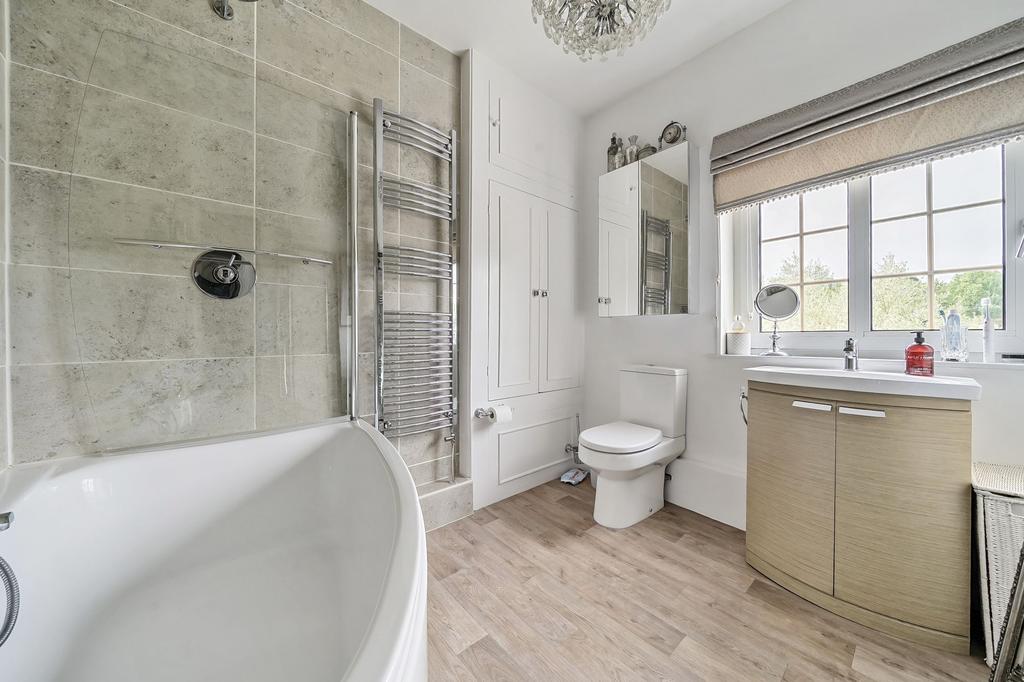 Bathroom W.C (1)