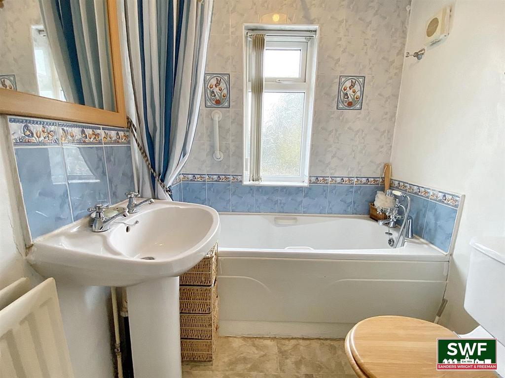Bathroom1.1.jpg