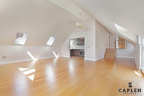 2 bedroom apartment to rent, Manor Road, Chigwell