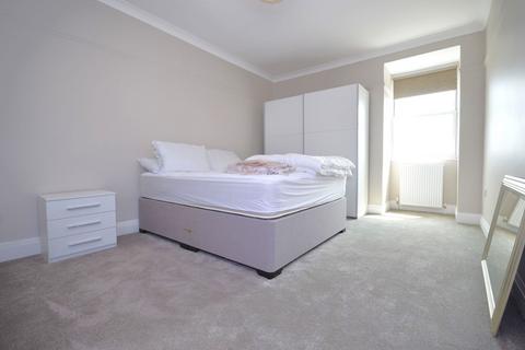 3 bedroom flat to rent, Station Parade, Noel Road, London W3 0DS