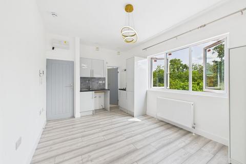Studio to rent - Fairfield Crescent, Edgware