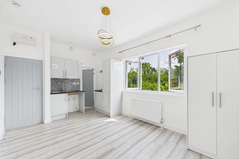 Studio to rent, Fairfield Crescent, Edgware