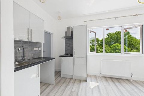 Studio to rent, Fairfield Crescent, Edgware