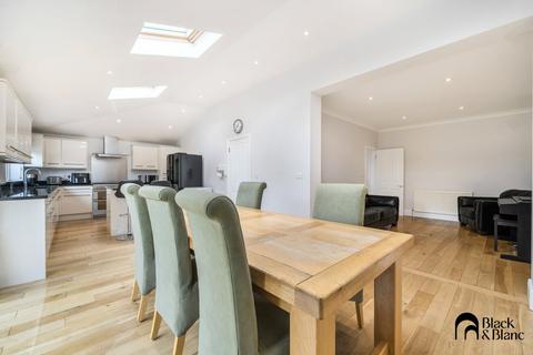 31 The Grove, West Wickham, BR4 9JT