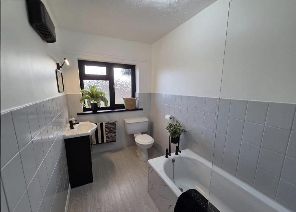 Araul Bathroom.jpg