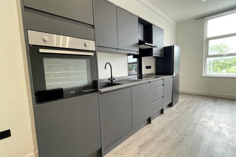 Studio to rent, 352-354 Kirkstall Road, Burley, Leeds, LS4