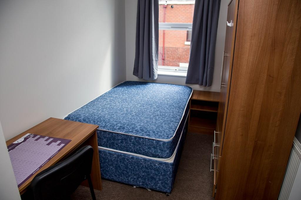 This inviting double bedroom features ample nat...