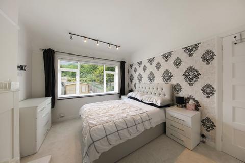 219 Addington Road, South Croydon, CR2 8LQ