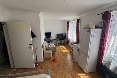 2 bedroom flat for sale, Norwood Road, Middlesex UB2