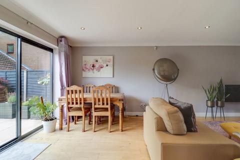 5 Hatch End, Windlesham, GU20 6QB