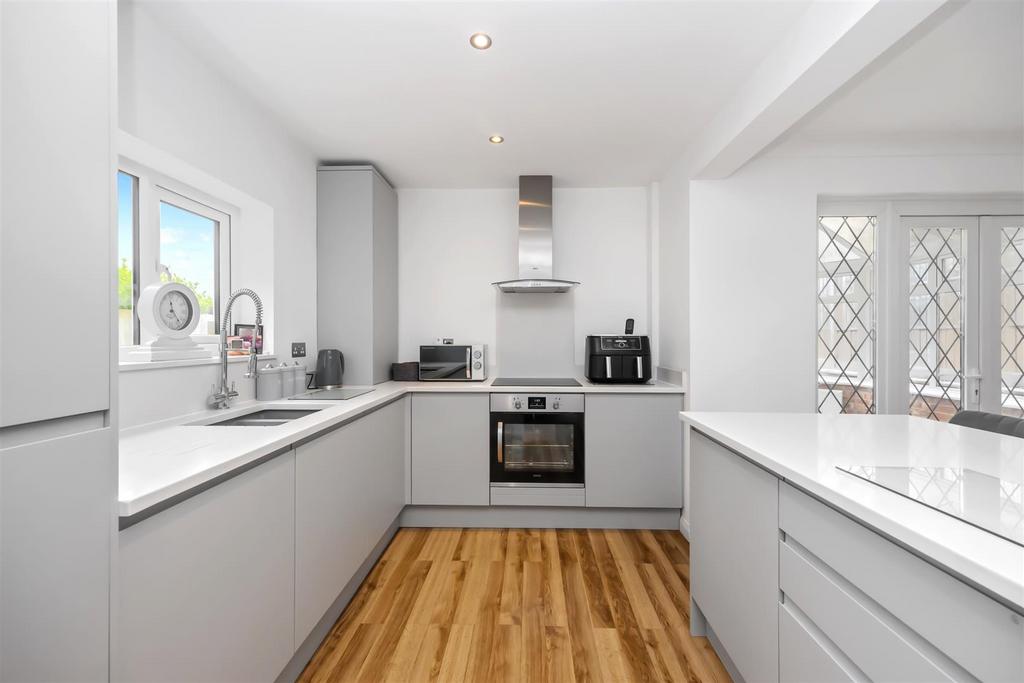 Open plan kitchen/dining room