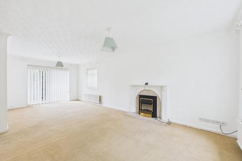 3 bedroom detached bungalow to rent, Leeds Road, Idle, Bradford