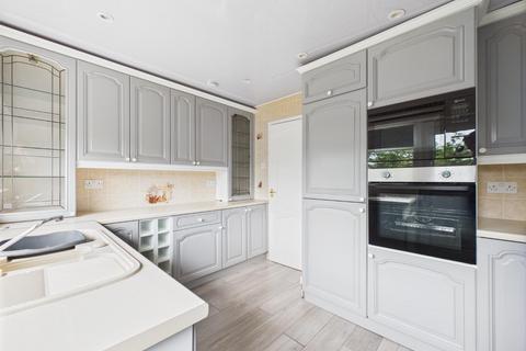 3 bedroom detached bungalow to rent, Leeds Road, Idle, Bradford
