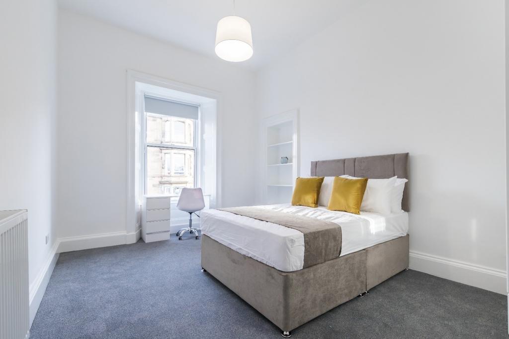 This stylish double bedroom features ample natu...