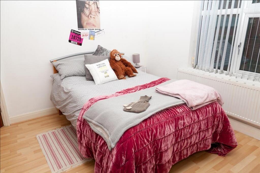 A cozy double bedroom featuring a comfortable b...