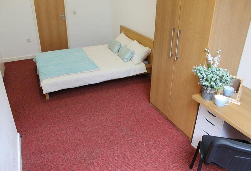 This inviting double bedroom features a spaciou...