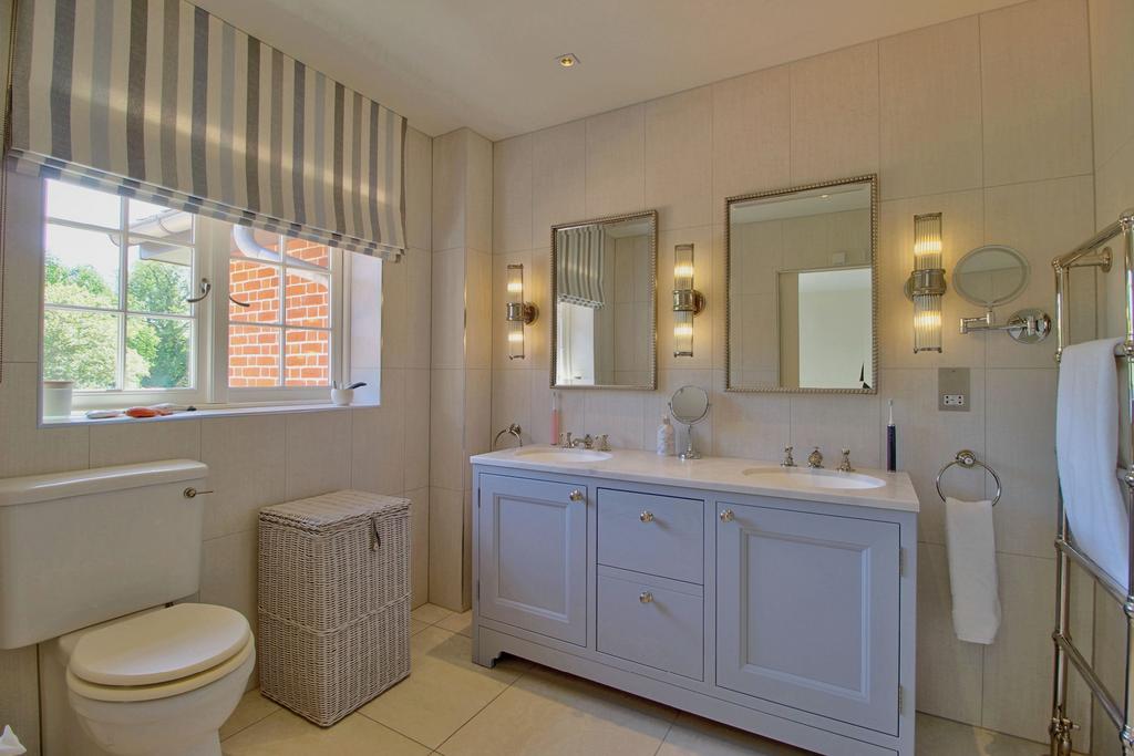 Master En-suite with shower enclosure