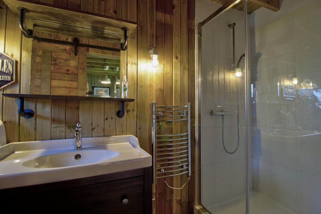 Cabin En-suite Shower