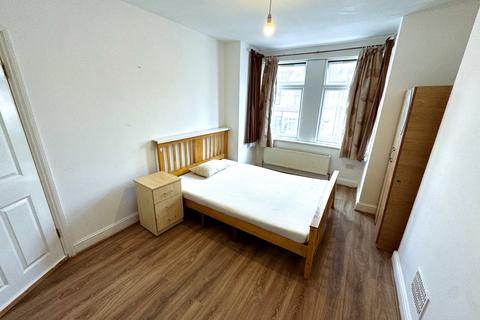 4 bedroom semi-detached house to rent, Mortlake Road, Ilford IG1