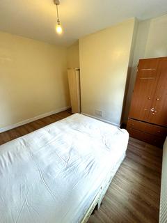 4 bedroom semi-detached house to rent, Mortlake Road, Ilford IG1