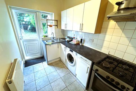 4 bedroom semi-detached house to rent, Mortlake Road, Ilford IG1