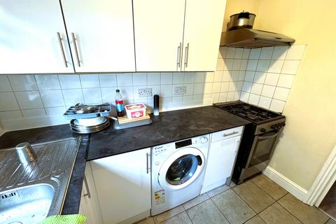 4 bedroom semi-detached house to rent, Mortlake Road, Ilford IG1