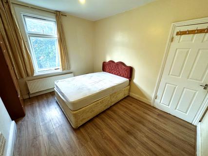 4 bedroom semi-detached house to rent, Mortlake Road, Ilford IG1