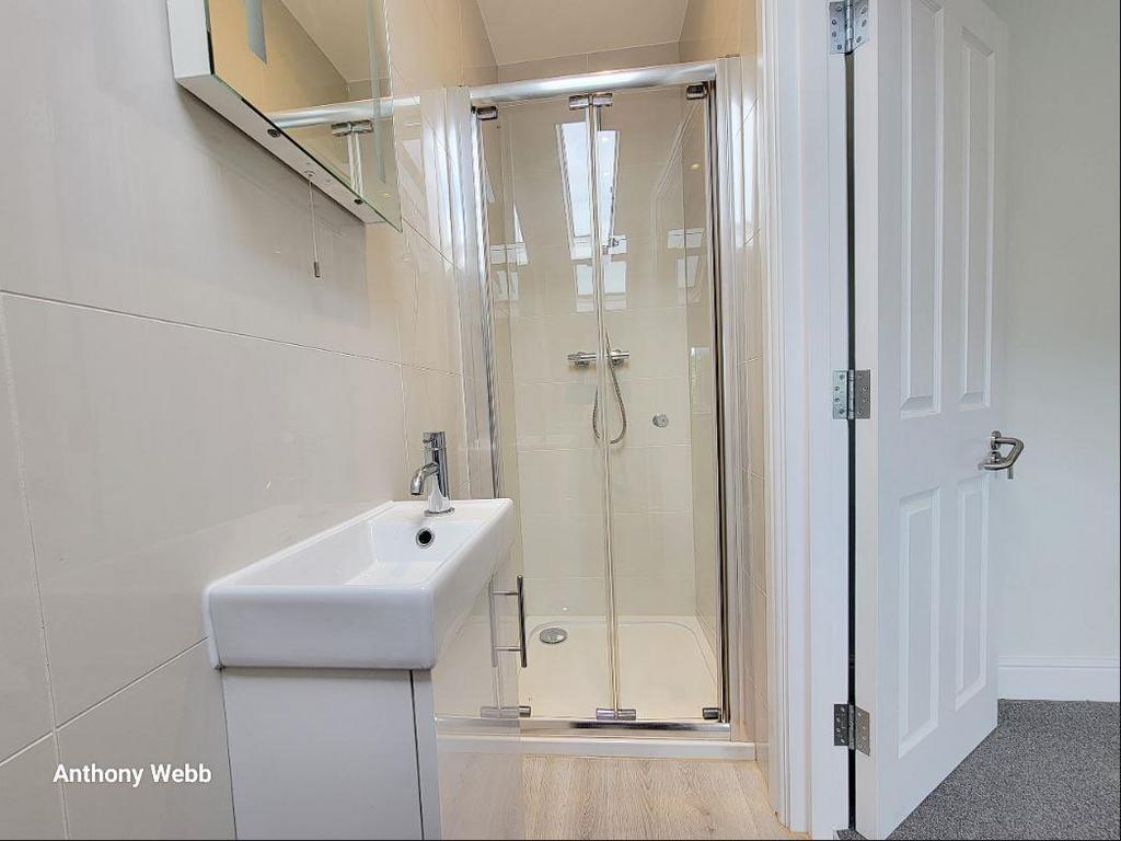 Ensuite bed 2