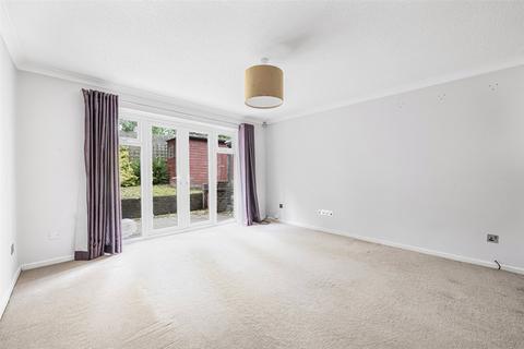 15 Albert Close, Haywards Heath, RH16 3NW