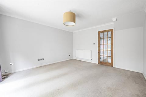 15 Albert Close, Haywards Heath, RH16 3NW